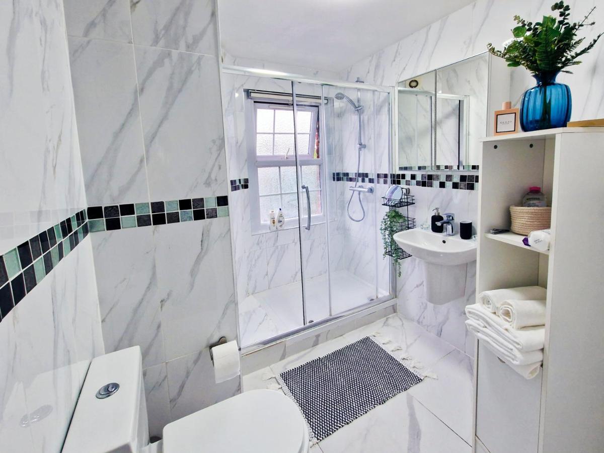 Spacious Room With Sofa Londres Exterior foto